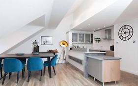 Edinburgh Deluxe Duplex With Garage